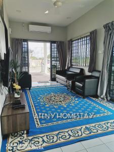 Afeny Homestay في تاواو: غرفة معيشة مع أريكة وسجادة