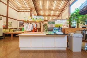 un magasin avec un comptoir dans une pièce dans l'établissement Mori no Kuni - Vacation STAY 03869v, à Ōma