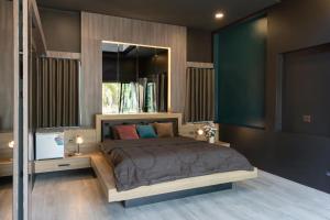 um quarto com uma cama grande e uma televisão em Huather villa & cafe หัวเท่อวิลล่า em Ban Hin Sam Kon
