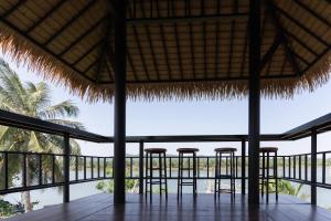 una vista dal portico di un resort con sgabelli di Huather villa & cafe หัวเท่อวิลล่า a Ban Hin Sam Kon