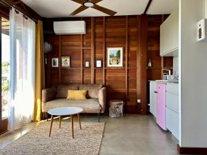 - un salon avec un canapé et une table dans l'établissement Ti Kaz C2C - Une maison Balinaise, à Saint-Pierre