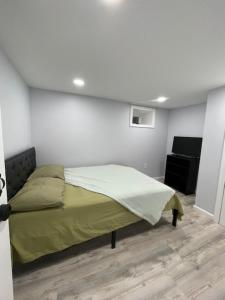 ein Schlafzimmer mit einem Bett in einem weißen Zimmer in der Unterkunft SUITE DREAM SHERMAN Room 23 in Passaic