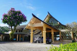 un coche aparcado frente a un edificio en KC Grande Resort Koh Chang en Ko Chang