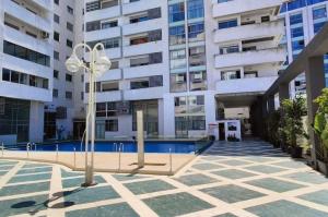 - un bâtiment avec une piscine et un éclairage de rue dans l'établissement Appartement de Prestige, vue Kasbah, Mer et Vieux Port, à Tanger