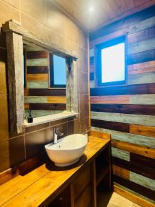 La salle de bains est pourvue d'un lavabo en bois. dans l'établissement Rümü, à Pucón