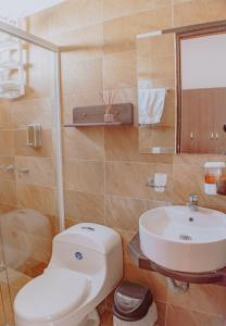 uma casa de banho com um WC branco e um lavatório. em El Retiro Barichara 206 em Barichara