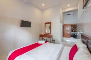 Letto o letti in una camera di RedDoorz Plus @ Singaraja