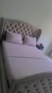 Dream Stay Studio 2 في فيو فورت: سرير كبير مع لحاف ووسائد بيضاء