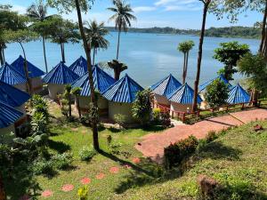 een rij blauwe tenten naast het water bij Koh Mak Buri Hut Natural Resort in Ko Mak