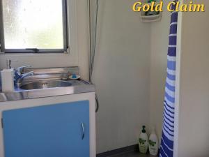 baño con lavabo y ventana en Charleston Goldfields Accommodation en Charleston