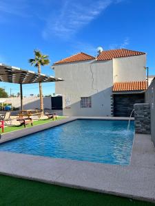 Hồ bơi trong/gần Hotel Los pinos Inn