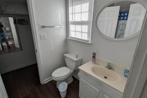 Koupelna v ubytování Haven - Uptown/Airport Corridor + 24 fotografií