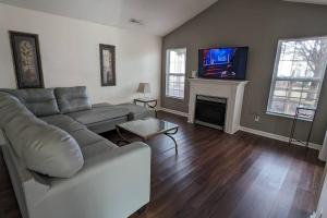 TV a/nebo společenská místnost v ubytování Haven - Uptown/Airport Corridor