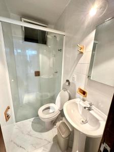 une salle de bains avec douche, toilettes et lavabo dans l'établissement Apartamento no Centro Balneário Camboriú, à Balneário Camboriú