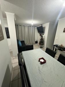 ein Zimmer mit einem Tisch und einem Weihnachtsbaum darin in der Unterkunft A pasos del aeropuerto in La Serena