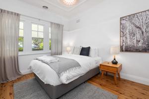 Postel nebo postele na pokoji v ubytování Heritage on Hill - Refreshing Elegance