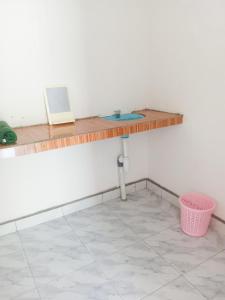 una habitación con un mostrador con una mesa en la pared en Saturnus Homestay kaper, en Labuan Bajo