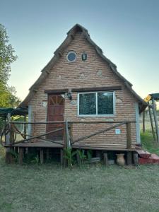 Casa con techo de paja y porche en INTI naile en Villa Carlos Paz
