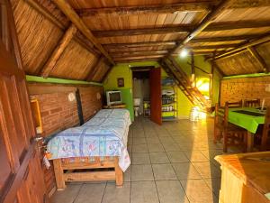 1 dormitorio con 1 cama y 1 mesa en una habitación en INTI naile en Villa Carlos Paz