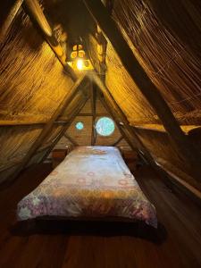 1 cama en una yurta con ventana en INTI naile en Villa Carlos Paz