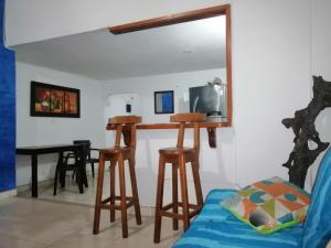 een woonkamer met een tafel en stoelen bij Casa lowcost relajación in La Dorada