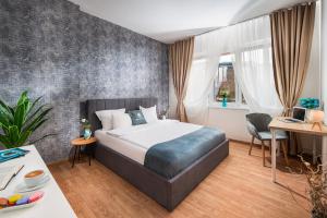 una camera d'albergo con letto e scrivania di National Palace of Culture 1 step away! a Sofia