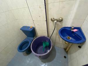 巴淡島中心的住宿－SPOT ON 93446 Penginapan Mak Yes，浴室设有蓝色的卫生间和水槽。