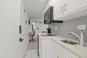 Kuchyň nebo kuchyňský kout v ubytování Goodseed Suites Philadephia Center