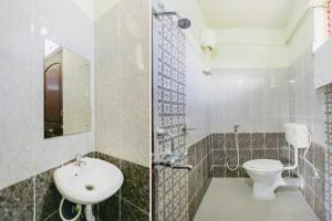 2 fotos de un baño con aseo y lavabo en Hotel Retreat ! Puri, en Puri