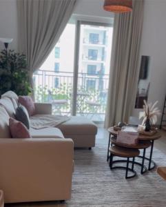 uma sala de estar com um sofá e uma mesa em Yas Island canal 1- Formula 1, Entertainment, and Luxury Living! em Abu Dhabi