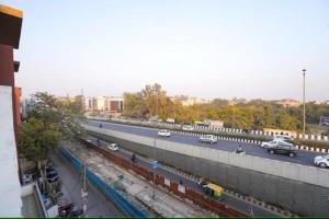 een uitzicht op een snelweg met auto's op de weg bij Hotel Mannat International at Paschim Vihar in New Delhi