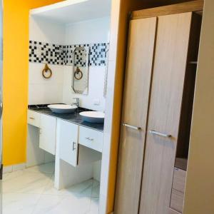 biała łazienka z 2 umywalkami i lustrem w obiekcie Montañita, Condominio La Aurora, Departamento #6 w mieście Montañita
