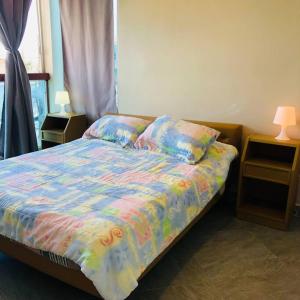 sypialnia z łóżkiem z kolorową kołdrą i 2 lampami w obiekcie Montañita, Condominio La Aurora, Departamento #6 w mieście Montañita