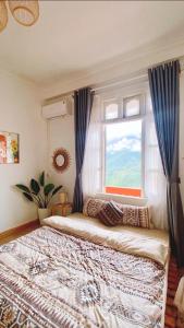 um quarto com uma cama grande em frente a uma janela em D Home Sapa 3 em Sapa