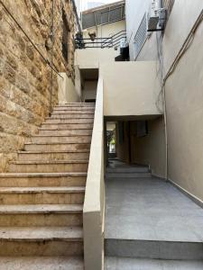 una escalera que conduce a un edificio en Downtown Inn Madaba, en Madaba