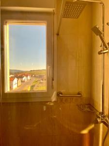 een raam in een badkamer met een douche en uitzicht bij El Rincón del Marqués in Las Navas del Marqués