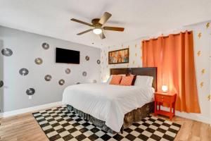 um quarto com uma cama e uma ventoinha de tecto em Groovy Winter Haven Getaway - 4 bdrm near Legoland em Winter Haven