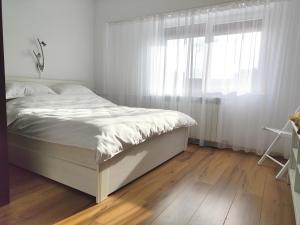 Un pat sau paturi într-o cameră la Platinum Apartment