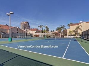 una pista de tenis con dos tenistas. en Venetian La Jolla One bedroom condo luxury furnished near beach and UTC mall, en San Diego