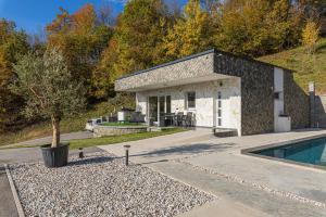 una pequeña casa con piscina y patio en Wellness Resort Trebnje - Happy Rentals, en Trebnje