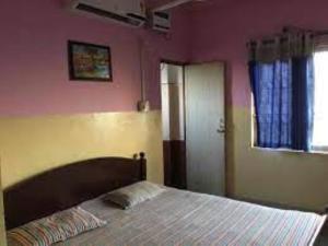 1 dormitorio con cama y ventana en Hotel Anand Inn,Bhubaneswar, en Bhubaneshwar