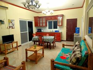 sala de estar con sofá y mesa en Camotes Serenity, en Islas Camotes