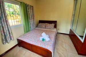 Un dormitorio con una cama con una cruz. en Camotes Serenity, en Islas Camotes
