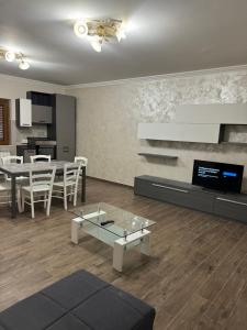 salon ze stołem i jadalnią w obiekcie Da Nonna Maria w mieście Celano