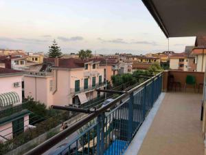 uma vista para a cidade a partir de uma varanda em House Serapide Airport em Melito di Napoli