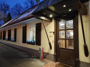 un edificio con puerta y ventanas en una calle en Bed&Blues, en Vilna