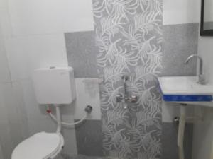 A bathroom at Ayang Okum River Bank Bamboo Cottage Kaibortta Gaon