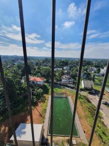 - une vue depuis le sommet d'une tour avec un étang verdoyant dans l'établissement CoolView Colombo, à Colombo