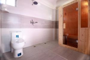 Bilik mandi di Hotel Eco Tree Pokhara