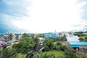 uma vista para uma cidade com árvores e edifícios em LK.Lodge em Kanyakumari